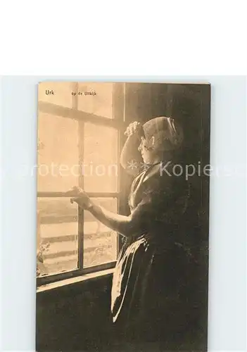 Urk Frau in Tracht am Fenster Kat. Niederlande
