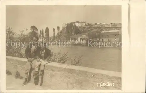 ueskueb Uskub Mann und Kind am Fluss Kat. Skoplje Skopje