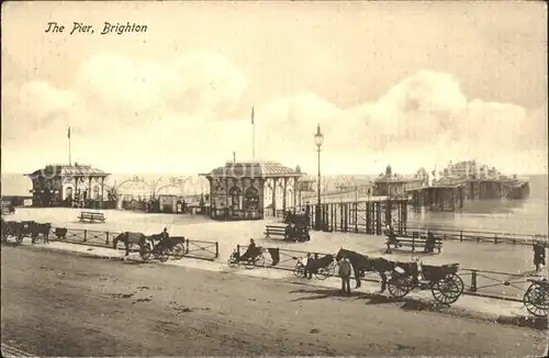 Brighton East Sussex Pier Pferdekutschen / Brighton East Sussex /