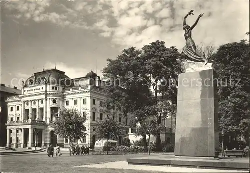 Bratislava Narodne divadio pomnik vdaky Sovietskej armade / Polen /Polen