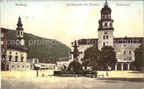 Salzburg Oesterreich Residenzplatz mit Brunnen Glockenspiel Kat. Salzburg