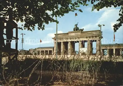 Berliner Mauer Berlin Wall Brandenburger Tor mit Mauer und Stacheldraht / Berlin /Berlin Stadtkreis