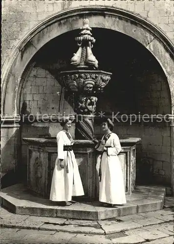 Dubrovnik Ragusa Frauen in Tracht am Brunnen Kat. Dubrovnik