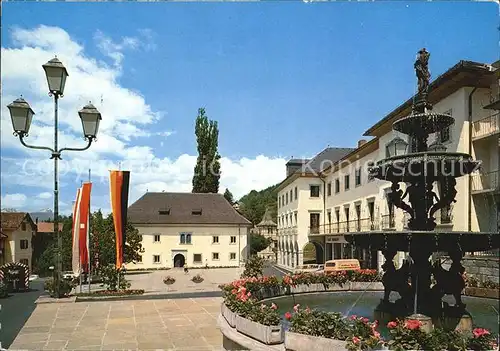 Millstatt Millstaettersee Stadtplatz mit Brunnen Kat. Millstatt Millstaetter See