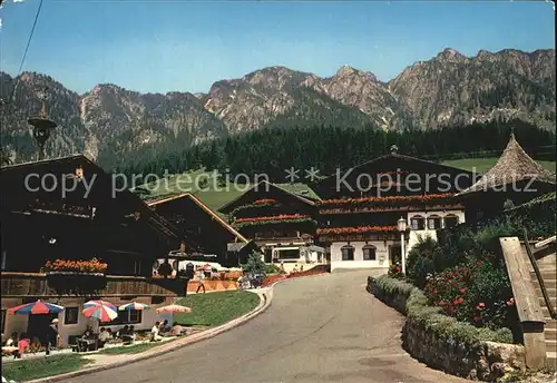 Alpbach Dorfplatz mit alten Tiroler Haeusern Kat. Alpbach