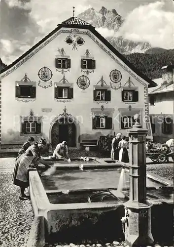 Scuol Tarasp Vulpera Waescherinnen am Dorfbrunnen / Scuol /Bz. Inn