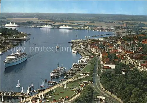 Travemuende Ostseebad mit Hafen und Faehrschiffen Fliegeraufnahme Kat. Luebeck