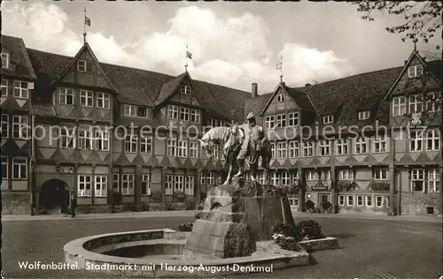 Wolfenbuettel Stadtmarkt mit Herzog August Denkmal Kat. Wolfenbuettel