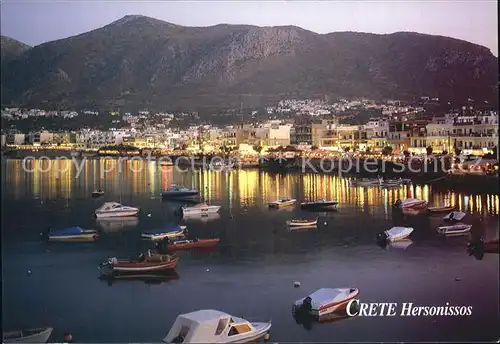 Hersonissos Kreta Hafen Berge Nachtaufnahme