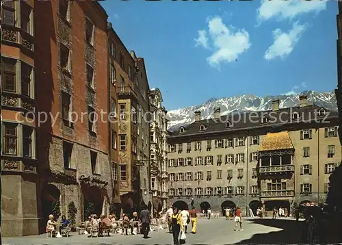 Innsbruck Fussgaengerzone in der Altstadt Herzog Friedrich Strasse Helblinghaus Goldenes Dachl Nordkette Kat. Innsbruck