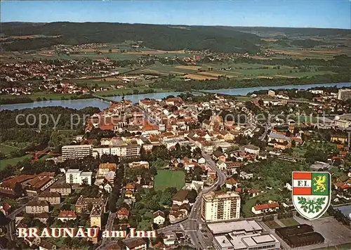 Braunau Inn Blick ueber die Grenzstadt Pfarrkiche 15. Jhdt. Fliegeraufnahme