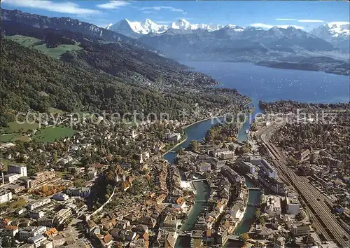 Thun BE Thuner See mit Eiger Moench und Jungfrau Berner Alpen Fliegeraufnahme Kat. Thun