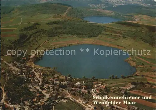 Schalkenmehren mit Schalkenmehrener Maar und Weinfelder Maar Fliegeraufnahme Kat. Schalkenmehren