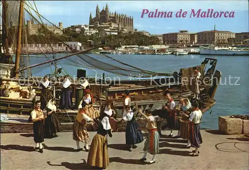 Palma de Mallorca Agrupacion folklorica Aires Mallorquins des Pont d Inca Al fondo la Catedral y la Lonja Kat. Palma de Mallorca