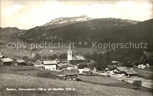 Riezlern Kleinwalsertal Vorarlberg Ortsansicht mit Kirche mit Hochifen Allgaeuer Alpen Kat. Mittelberg
