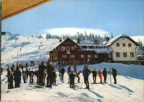 Schladmingerhuette Bergstation Gondelbahn Skifahrer Kat. Schladming Steiermark