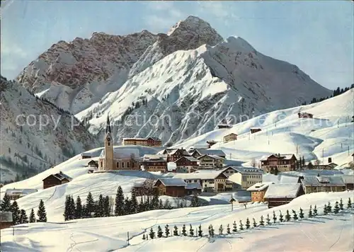 Hirschegg Kleinwalsertal Vorarlberg Ortsansicht mit Kirche mit Widderstein im Winter Allgaeuer Alpen Kat. Mittelberg
