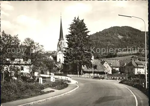 Schoenau Schwarzwald Strassenpartie mit Kirche Kat. Schoenau im Schwarzwald