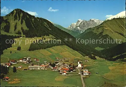Berwang Tirol mit Zugspitze Fliegeraufnahme Kat. Berwang