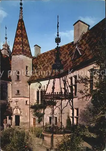 La Rochepot La Cour du Chateau et le Puits Kat. La Rochepot