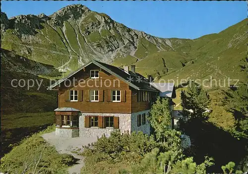 Landsbergerhuette am Traualpsee mit Steinkarspitze Kat. Tannheim