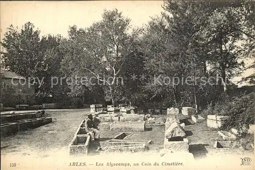 Arles Bouches du Rhone Les Alyscamps un coin du cimetiere Kat. Arles