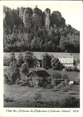 Koenigstein Saechsische Schweiz Unter den Felstuermen des Pfaffensteins Kat. Koenigstein Saechsische Schweiz