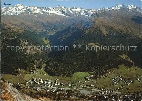 Davos Dorf GR Fliegeraufnahme mit Fluelatal Seehorn und Pischahorn / Davos /Bz. Praettigau-Davos
