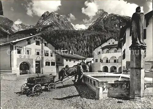 Scuol Dorfplatz Brunnen Pferdefuhrwerk Piz Lischana St. Jon Sesvennagruppe Kat. Scuol