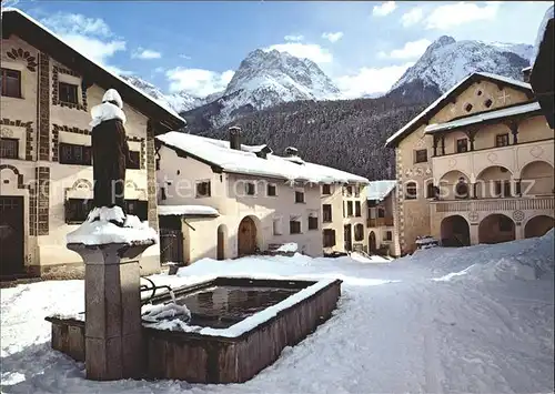 Scuol Dorfplatz mit Brunnen und Museum