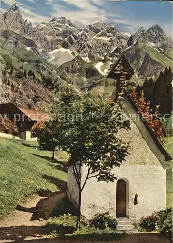 Einoedsbach Kapelle mit Trettachspitze Maedelegabel und Berge der guten Hoffnung Kat. Oberstdorf