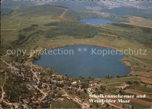 Schalkenmehren Schalkenmehrer Maar und Weinfelder Maar Fliegeraufnahme Kat. Schalkenmehren