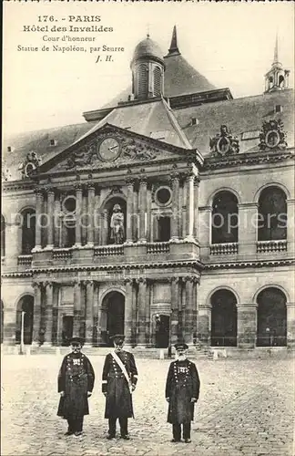 Paris Hotel des Invalides Cour d honneur Statue de Napoleon Kat. Paris