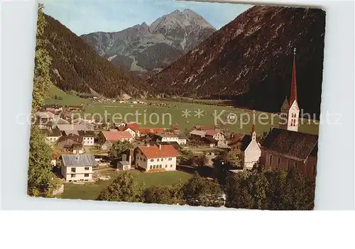 Holzgau Ortsansicht mit Kirche mit Blick auf Ruitelspitze Lechtaler Alpen Kat. Holzgau