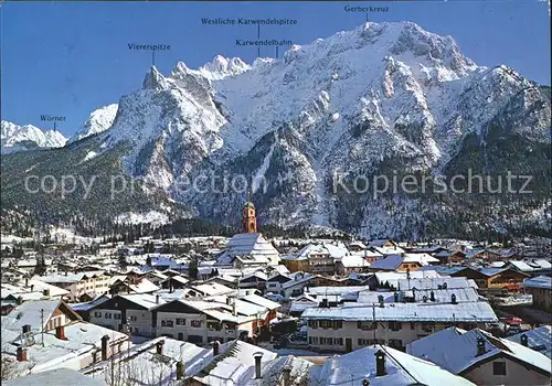 Mittenwald Bayern Stadtbild mit Blick zum Karwendelgebirge Winterpanorama Kat. Mittenwald