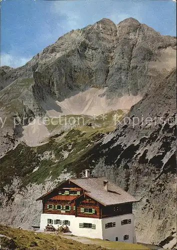 Pfeishuette Berghaus gegen Praxmarkarspitze im Karwendelgebirge Kat. Innsbruck