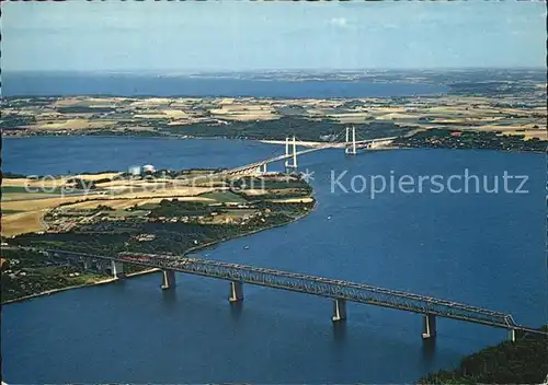 Lillebaeltsbroen Luftbild von der alten und neuen Bruecke ueber Lillebaelt Kat. Middelfart