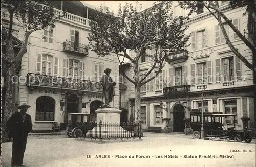 Arles Bouches du Rhone Place du Forum Les Hotels Statue Frederic Mistral Monument Kat. Arles