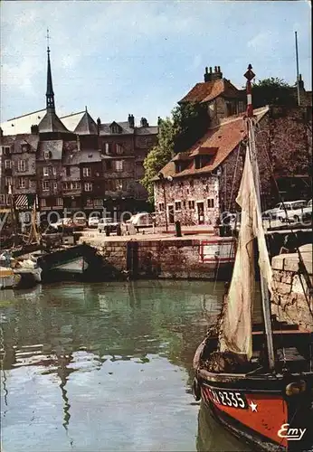 Honfleur Le vieux bassin la Lieutenance et les facades typiques du quai Sainte Catherine Kat. Honfleur