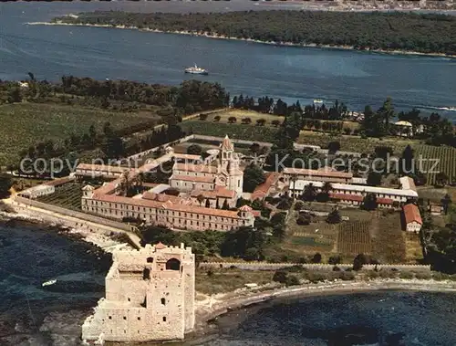 Ile Saint Honorat Alpes Maritimes Au premier plan le Monastere foritifie Vue aerienne