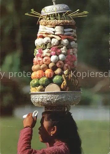 Bali Indonesien Indonesierin mit Kopflast Kat. Bali