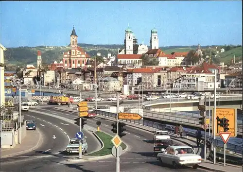 Passau Schanzelbruecke mit Altstadt und Donau Kat. Passau