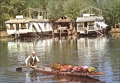 Srinagar Blumenverkaeufer Dal Lake Kat. Srinagar