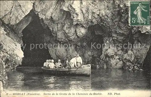 Morgat Sortie de la Grotte de la Cheminee du Diable Bateau Kat. Crozon