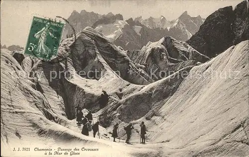 Chamonix Passage des Crevasses a la Mer de Glace Bergsteiger Gletscher Gebirgspanorama Kat. Chamonix Mont Blanc