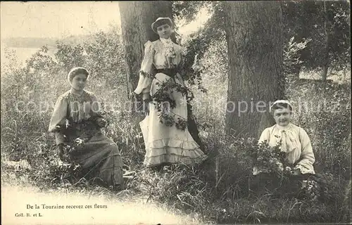 Tours Indre et Loire Des Dames Touraine avec des fleurs Kat. Tours