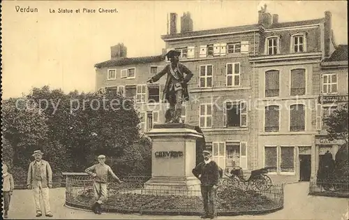 Verdun sur Garonne La Statue et Place Chevert Kat. Verdun sur Garonne