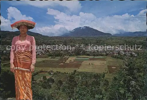 Sumatera Sumatra Batak Karo girl in traditional costume with Brastagi town Kat. 