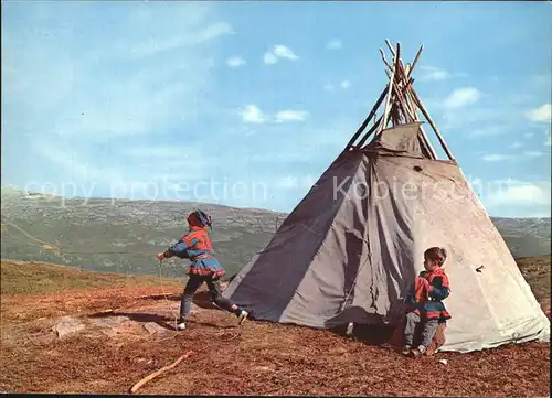 Norwegen Norge Samegutter i lek Lappboys playing Lappen Zelt Kat. Norwegen