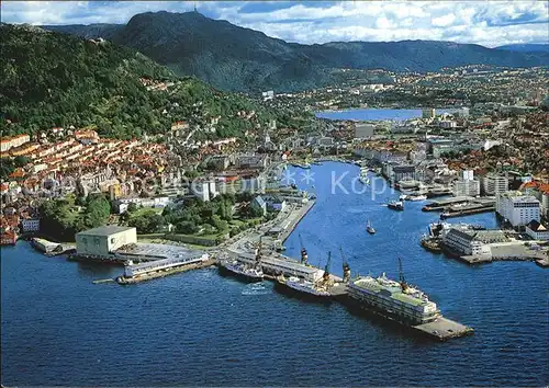 Bergen Norwegen Utsikt over byen med Vagen og havna Hafen Fliegeraufnahme Kat. Norwegen